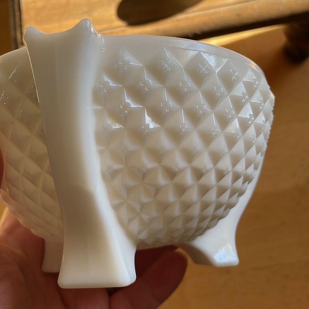 🌎Milk Glass Ash Tray Large Round Tri Footed  🌎(1G) - Picture 3 of 7